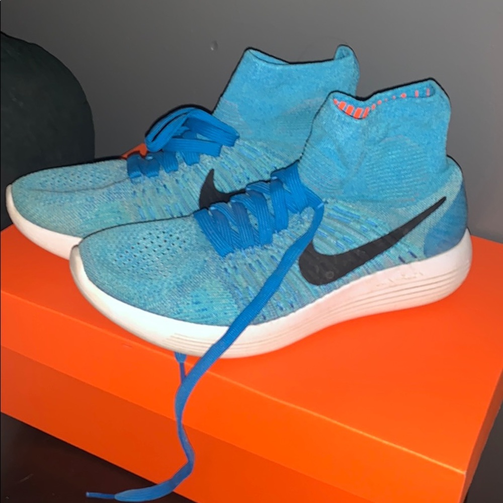 Gently worn Nike lunarepic women’s sneakers!!